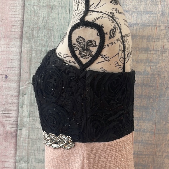 - In excellent condition Woman’s City Triangles dress. Size is 9. - Picture 10 of 16